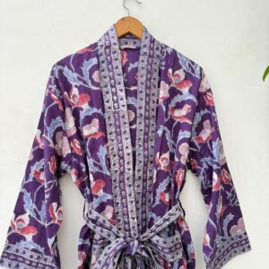 sügavlilla ja marjapunaste õitega kimono